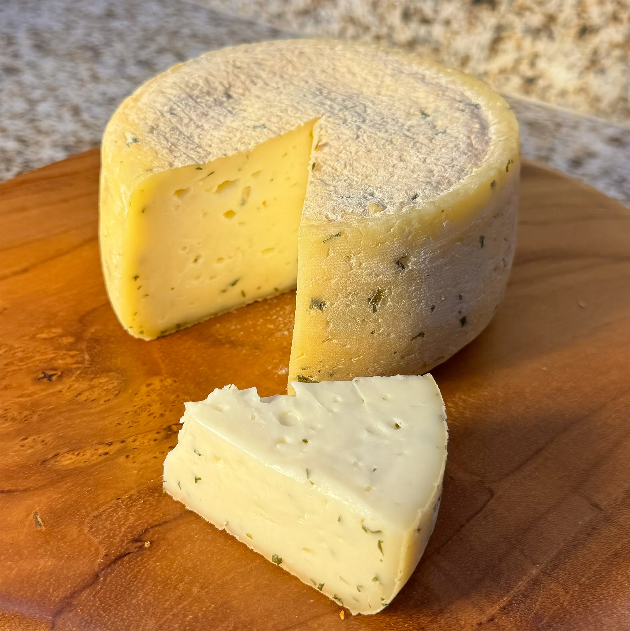 Kuh-Käse gereift mit Knoblauch und Petersilie Azoren / Omorro / Queijo curado alho e salsa